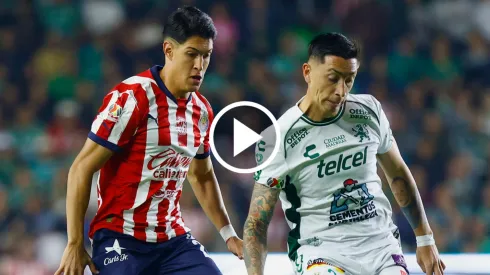 José Castillo y Rodrigo Echeverría disputan el balón en el Estadio León.
