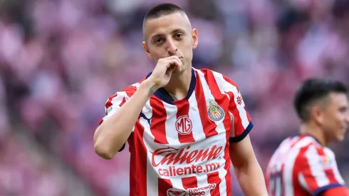 Roberto Alvarado dejó mensaje al interior de Chivas.
