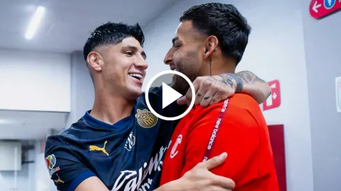 El saludo de Alexis Vega con jugadores de Chivas.
