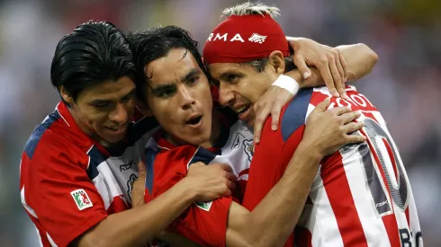 Guadalajara, Jalisco a 21 de Abril de 2007.<br />
Estadio Jalisco, Chivas vs Veracruz en juego de la jornada 16 del torneo Clausura 2007 del futbol mexicano.<br />
Omar Bravo en festejo de su segundo gol con Adolfo Bautista y Gonzalo Pineda  (Foto: Mario Castillo/JAM MEDIA)
