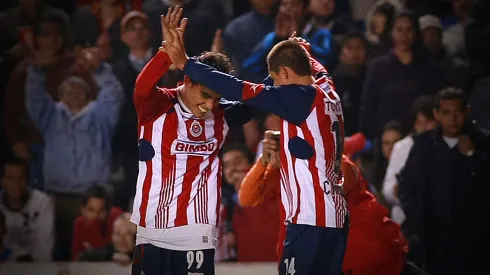 Chivas presumió reencuentro de Chicharito con Omar Bravo