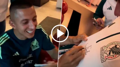 El Piojo le copió la firma a Chicharito.

