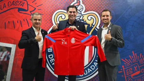3 jugadores que llegaron a Chivas con la gestión española podrían salir en el próximo mercado de pases.
