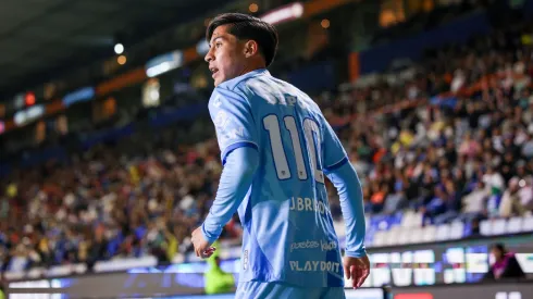 Jesús Brígido con la playera de Pachuca.
