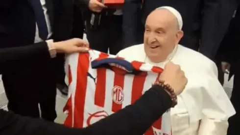 Cuando el Papa Francisco recibió playera de Chivas.
