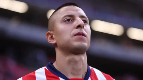 Roberto Alvarado no piensa en salir de Chivas.

