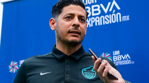 Alejandro Vela  se rinde ante Benjamín Sánchez de Chivas.
