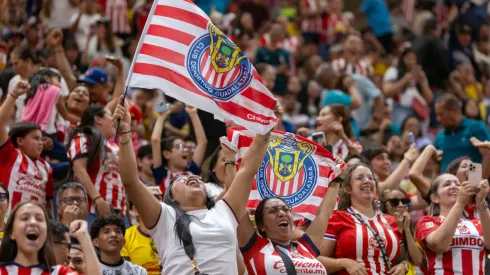 Afición de Chivas saluda a Antonio Spinelli.
