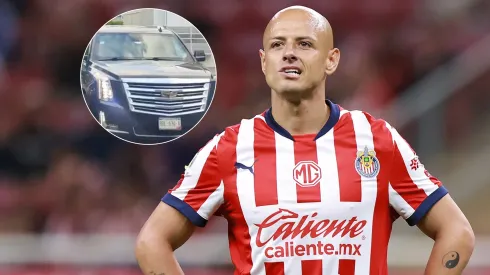 Chicharito llegó custodiado a las pruebas médicas de Chivas.
