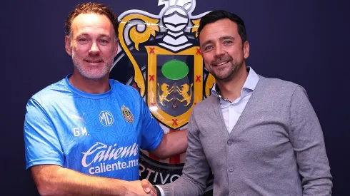 Gabriel Milito junto a Javier Mier, Director Deportivo de Chivas de Guadalajara.
