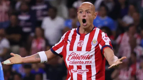 Desde que llegó a Chivas, Javier Hernández está dando que hablar más por lo que hace fuera de la cancha que dentro.
