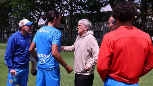 Las dos visitas en la práctica de Chivas.
