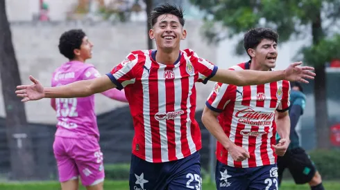 Santiago Sandoval deslumbró a Gabriel Milito en la pretemporada de Chivas.
