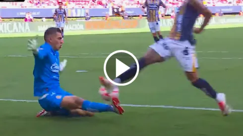 La doble atajada del Tala Rangel que ocasionó el gol de Chivas