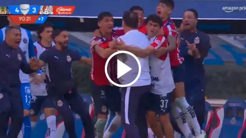 El alocado festejo de la banca de Chivas en el 4-3 vs. San Luis.
