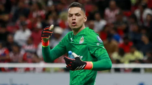 Afición de Chivas pide por Óscar Whalley.
