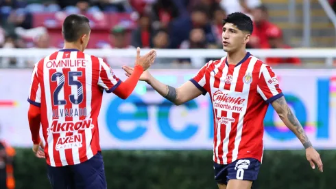 Gabriel Milito les pone presión a Roberto Alvarado y Alan Pulido.
