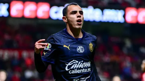 Hugo Camberos no saldría de Chivas en este mercado.
