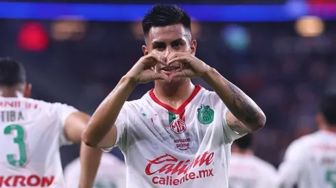 Efraín Álvarez ya enamora a la afición de Chivas.

