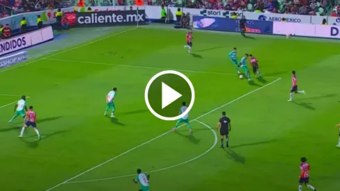 Santiago Sandoval casi anota un golazo ante Santos Laguna.
