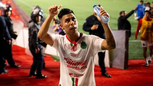 Efraín Álvarez le quita minutos a Yael Padilla.
