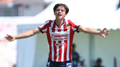 Diego Covarrubias viaja con el primer equipo de Chivas.
