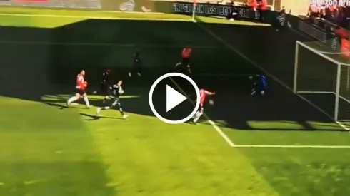 Chicharito Hernández falló un gol insólito.
