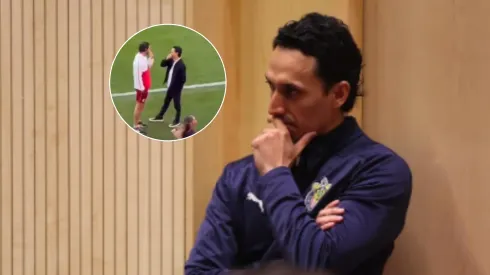 Alejandro Manzo platicó con Antonio Briseño previo al Chivas vs. Toluca.
