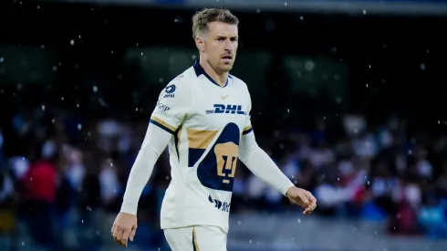 Aaron Ramsey sería baja frente a Chivas.
