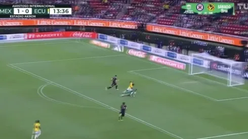 Raúl Rangel cometió un penal en el México vs. Ecuador
