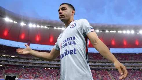 Erik Lira se aleja de Chivas.
