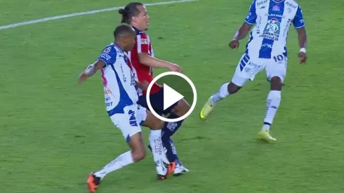 La brutal entrada de Luis Quiñones a Fernando González
