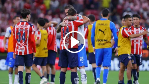 El emotivo abrazo de Sergio Ramos y Chicharito Hernández.
