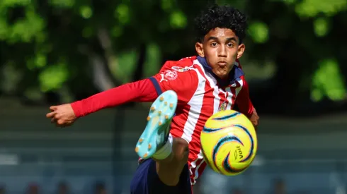 Víctor García se va de Chivas a Necaxa.
