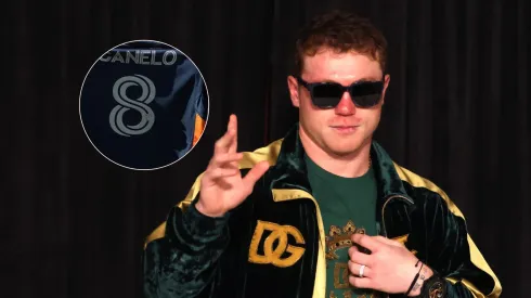 Canelo Álvarez posó con la playera de otro equipo.
