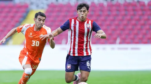 Jorge Guzmán, ex de Atlas, pelea por su lugar en Chivas.
