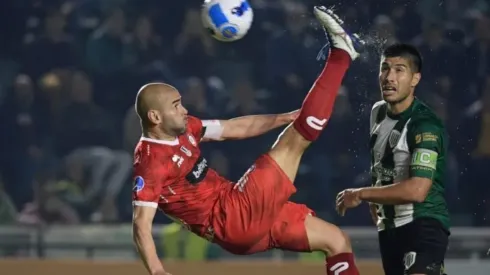 Sebastián Sáez marcó un golazo de chilena ante Banfield en Argentina
