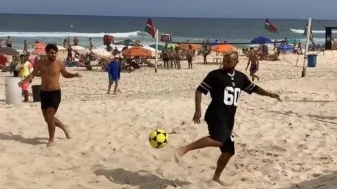 Arturo Vidal se anima a jugar un futboley en exclusiva playa de Río de Janeiro
