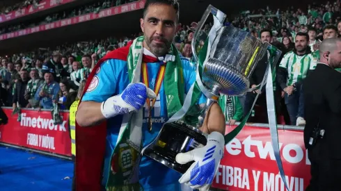 Claudio Bravo espera una movida en el Betis para ser inscrito en el torneo en España
