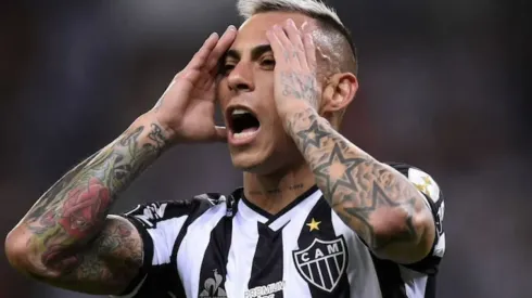 El delantero nacional lo pasa mal en Brasil por su expulsión