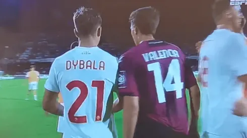 Valencia no se va con las manos vacías y cambia camiseta con Dybala.
