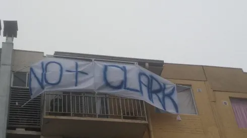 ¡Una vez más! Hinchas de Universidad de Chile nuevamente cuelgan lienzo frente al CDA contra Michael Clark y piden que deje la presidencia de Azul Azul
