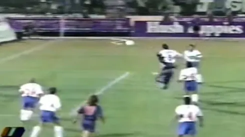El fenomenal gol de chilena que le anularon al Bombero Ibáñez en el Clásico Universitario de 1995
