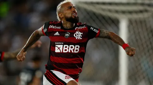 Arturo Vidal puso en jaque al técnico Dorival Junior, quien no sabe cómo instalar entre los titulares al King en el Flamengo.
