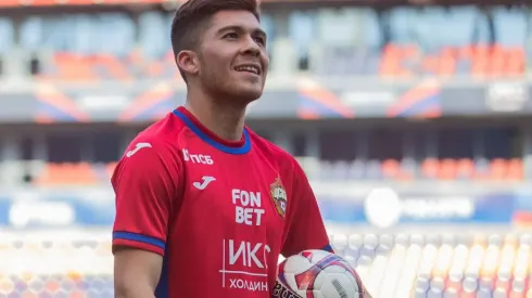 ¡Se pasó! Víctor Felipe Méndez chocó con el árbitro quien cayó sentadito en el pasto durante el triunfo del CSKA Moscú