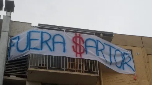 Vecino del Centro Deportivo Azul vuelve a colgar bandera en contra de Michael Clark pidiendo su salida de Universidad de Chile
