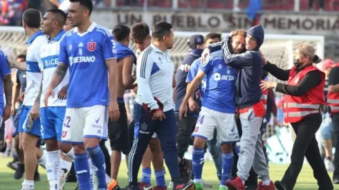 Tribunal de Disciplina de la ANFP sanciona a Universidad de Chile a disputar dos partidos a puertas cerradas tras invasión de hinchas a la cancha en Clásico Universitario
