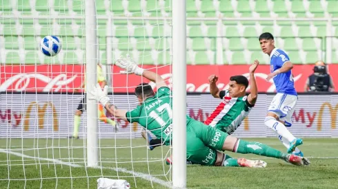 Universidad de Chile festejaba con Darío Osorio, pero el VAR y Piero Maza determinaron que el gol fuese anulado.
