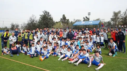 Plantel de Universidad de Chile chocheó de lo lindo con niños de categorías infantiles del fútbol formativo de la U
