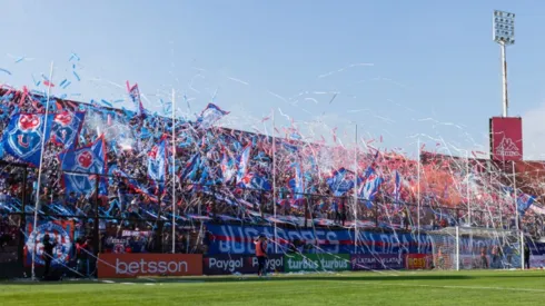 Roberto Reynero alaba a los quince mil hinchas que llegaron a alentar a la U en contra la Católica: "Con ese lindo público no se puede perder el clásico"
